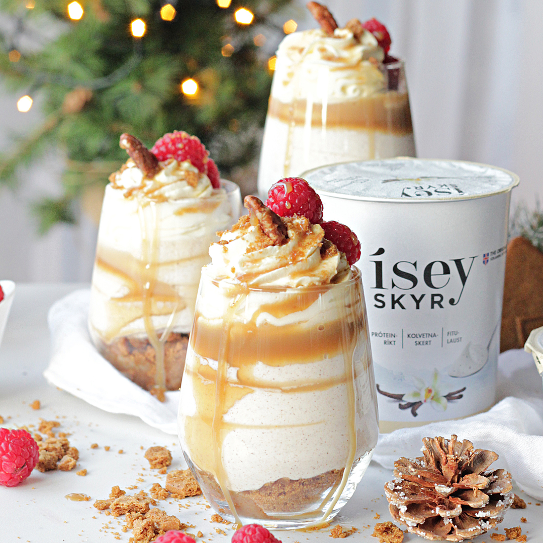 Christmas cheese mousse with gingerbread and caramel