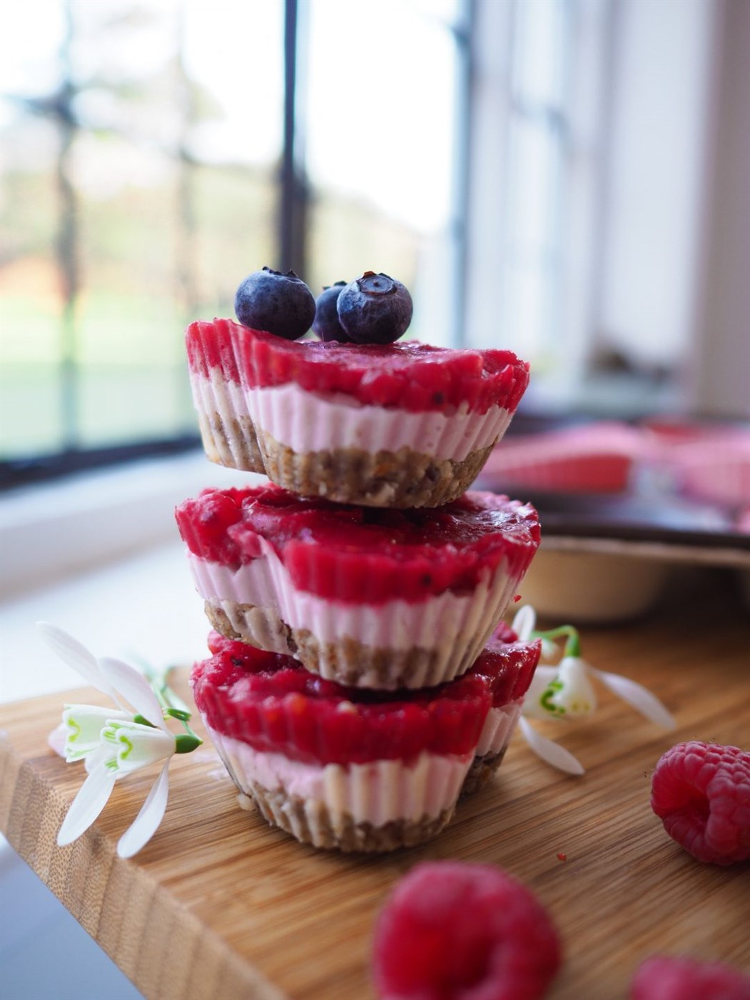 MINI RAW RASPBERRY CHEESECAKES WITH SKYR