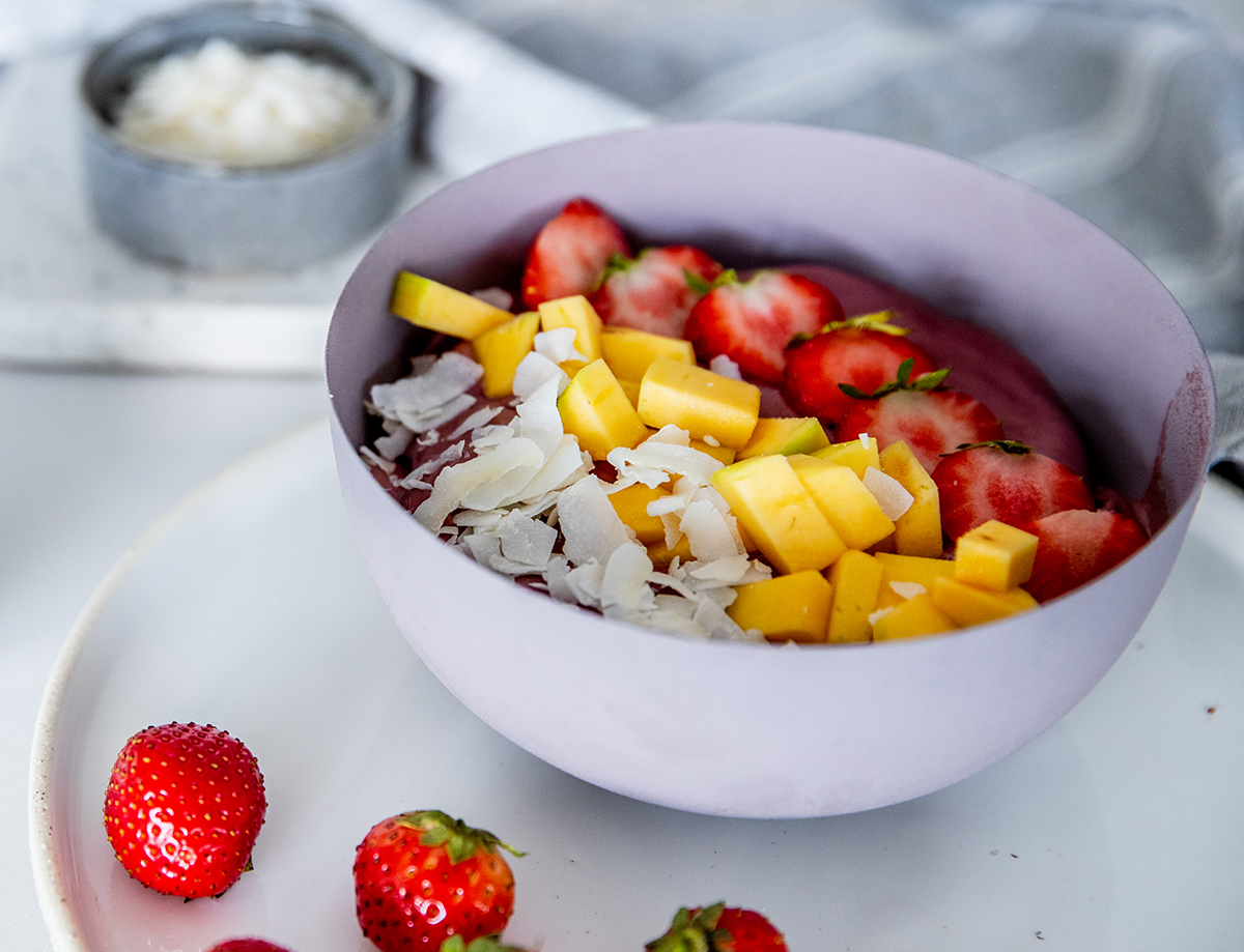 acai-and-strawberry-sey-skyr-bowl